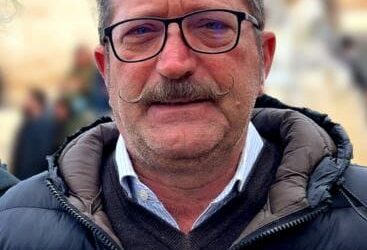L’UOMO PRIMA DELLE BANDIERE, PRIMA DELLE CONVINZIONI, DELLE IDEOLOGIE